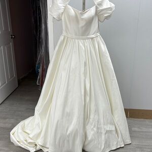 Bridgerton Off-Shoulder Wedding Gown Allure BR1005 size 16 a-line